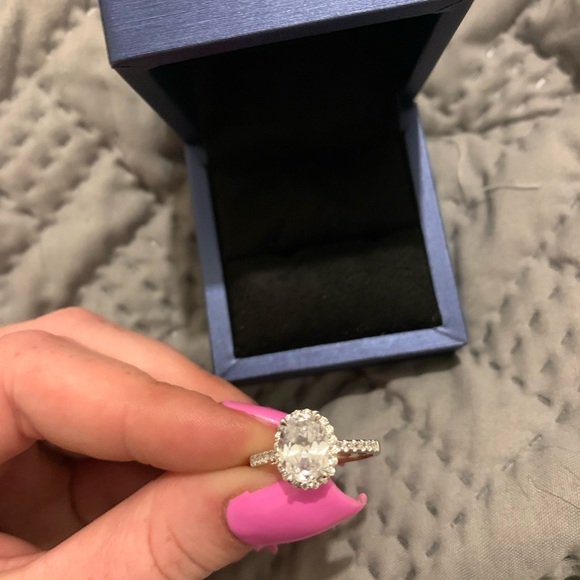 14k white gold oval engagement ring - Picture 3 of 4